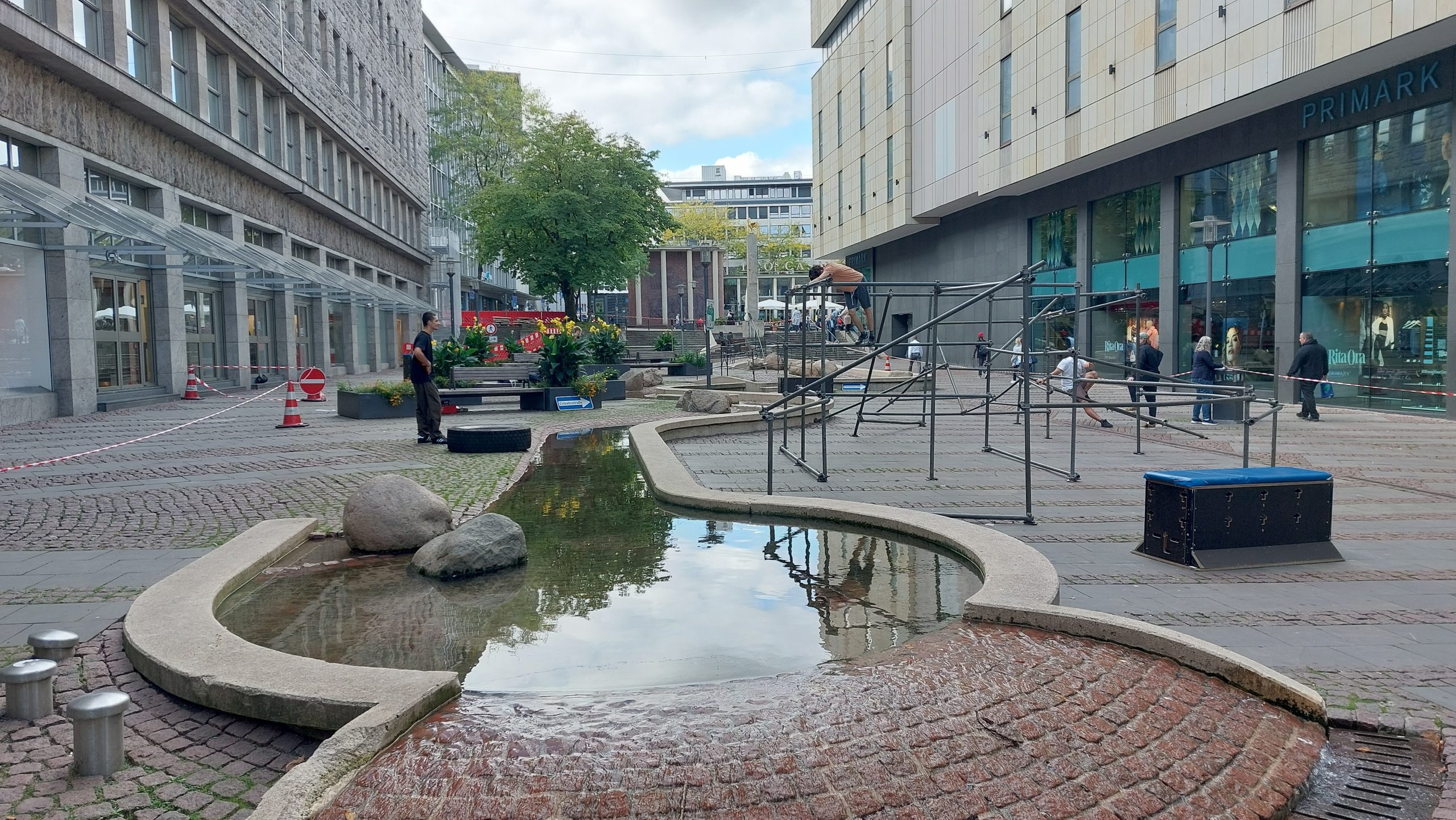 Bild des Friedensplatz in Essen mit einem für den Parkoursport aufgebauten Stangengerüst auf der rechten Seite